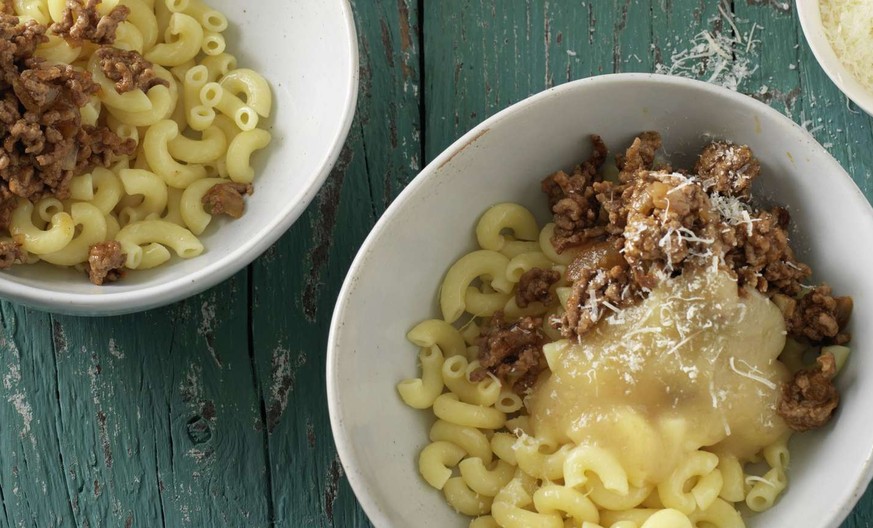 ghackets mit hoernli apfelmus schweizer food essen spezialität pasta teigwaren fleisch https://migusto.migros.ch/de/rezepte/ghackets-mit-hoernli-mit-apfelmus