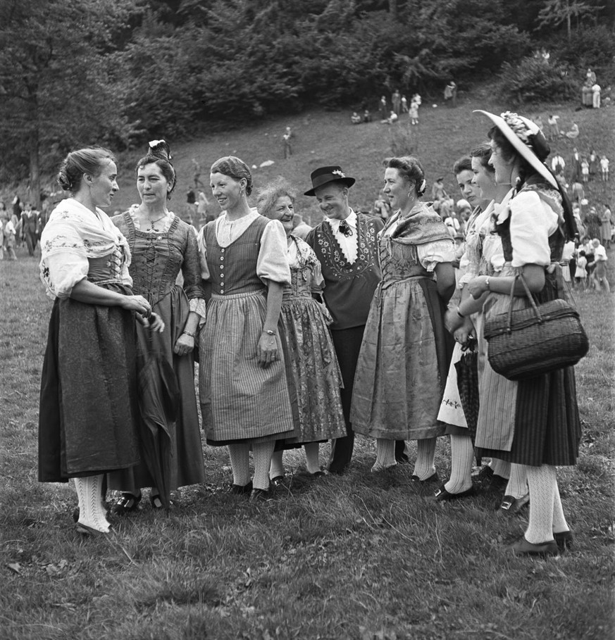 Swiss National Day celebration on the Ruetli meadow in the canton of Uri, Switzerland, pictured on August 1, 1943. (KEYSTONE/PHOTOPRESS-ARCHIV/GB.)

Bundesfeier auf dem Ruetli, aufgenommen am 1. Augus ...