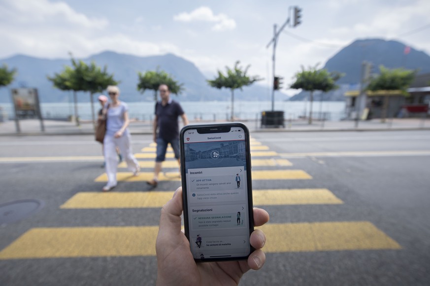 Eine Person nutzt die SwissCovid Contact Tracing App auf ihrem Smartphone, fotografiert am Donnerstag, 25. Juni 2020, in Lugano. (KEYSTONE/Ti-Press/Pablo Gianinazzi)