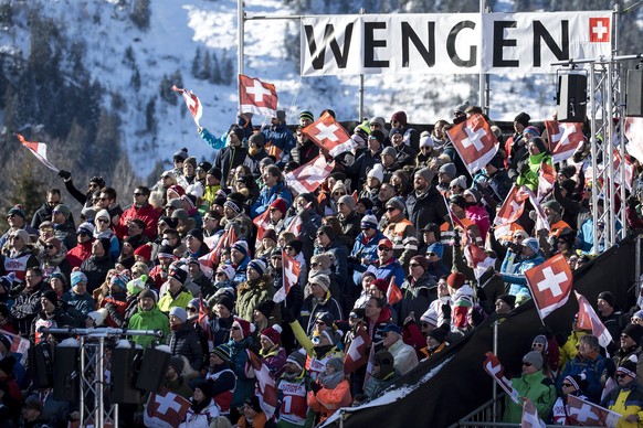 Spectators enjoy the sun as they watch the men&#039;s downhill race at the Alpine Skiing FIS Ski World Cup in Wengen, Switzerland, Saturday, January 19, 2019. (KEYSTONE/Peter Schneider)