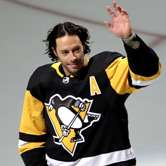 Pittsburgh Penguins&#039; Matt Cullen waves to fans during a pregame celebration of his 1,500th career NHL hockey game against the Florida Panthers in Pittsburgh, Tuesday, March 5, 2019. Cullen joins  ...