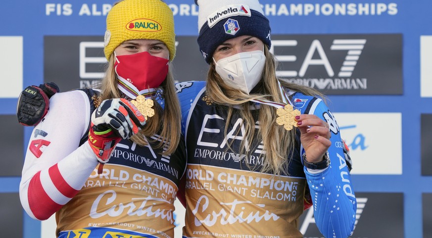 Italy&#039;s Marta Bassino, right, and Austria&#039;s Katharina Liensberger show their gold medals after the parallel giant slalom, at the alpine ski World Championships in Cortina d&#039;Ampezzo, Ita ...
