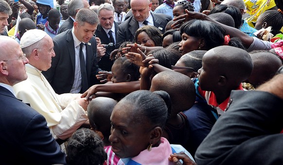 Ein Papst ohne Berührungsängste: Hier besucht das Oberhaupt der katholischen Kirche die zentralfrikanische Hauptstadt Bangui.&nbsp;