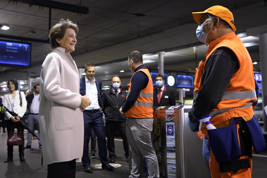 Bundespraesidentin Simonetta Sommaruga, links, spricht mit ein Mitarbeiter bei einem Besuch des SBB im Bahnhofs Bern, waehrend der Corona-Krise, am Montag, 11. Mai 2020, in Bern. Sommarugas Besuch erf ...