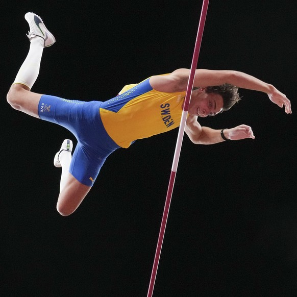 Armand Duplantis, of Sweden, competes in the men&#039;s pole vault final at the 2020 Summer Olympics, Tuesday, Aug. 3, 2021, in Tokyo. (AP Photo/Matthias Schrader)