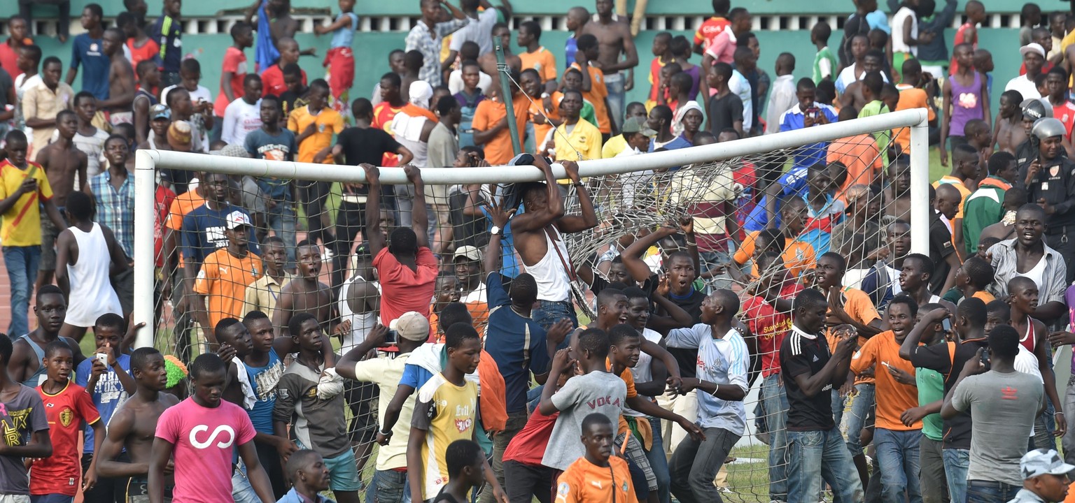 Fans der Elfenbeinküste beschlagnahmen nach dem Spiel das Spielfeld.