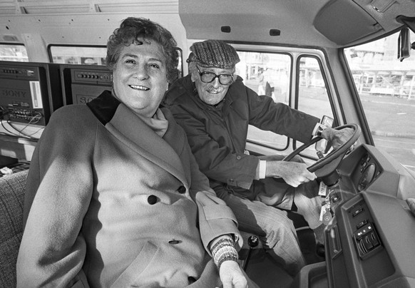 Die beiden dienstaeltesten Stadtraete Emilie Lieberherr und Juerg Kaufmann unterwegs auf Werbetour um die Gunst der Waehler am 17. Februar 1990 in Zuerich.