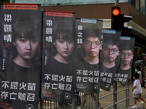 ARCHIV - Banner des prodemokratischen Kandidaten Joshua Wong sind vor einer U-Bahn-Station zu sehen. Rund 50 prodemokratische Aktivisten und fr
