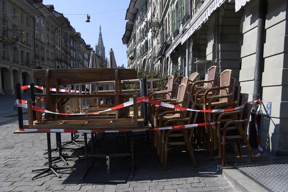 Tische, Stuehle und Baenke eines Restaurants sind zusammengestellt und mit Absperrband markiert, waehrend der Coronavirus (COVID-19)-Pandemie, am Donnerstag, 26. Maerz 2020, in Bern. (KEYSTONE/Anthony ...