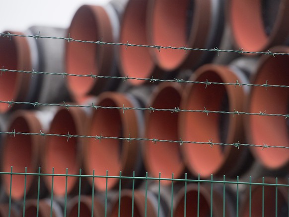 Rohre f�r die Ostsee-Gaspipeline Nord Stream 2 werden auf dem Gel�nde des Hafens Mukran bei Sassnitz gelagert. Foto: Stefan Sauer/dpa-Zentralbild/dpa