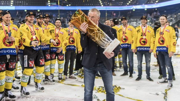 Der Berner SC Bern Cheftrainer Kari Jalonen kuesst den Meisterpokal und feiert mit seiner Mannschaft als Eishockey Schweizermeister nach dem sechsten Eishockey Playoff-Finalspiel der National League A ...