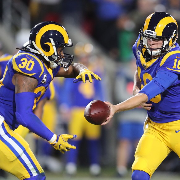 epa07279118 Los Angeles Rams quarterback Jared Goff (R) hands off to running back Todd Gurley II (L) during the NFC Divisional Round playoff NFL American Football game between the Los Angeles Rams and ...