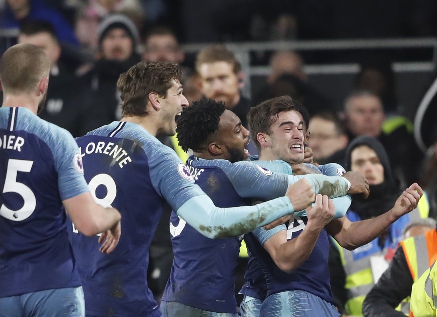 Tottenham Hotspur&#039;s Harry Winks, right celebrates after scoring his sides 2nd goal with teammates during the English Premier League soccer match between Fulham and Tottenham Hotspur at Craven Cot ...