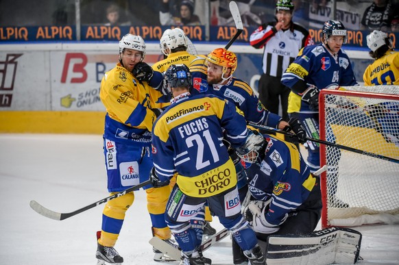 Ambri&#039;s player Mikko Maeenpaeae, right, fights with Davos player Stefano Giliati, left, during the preliminary round game of National League A (NLA) Swiss Championship 2016/17 between HC Ambri Pi ...
