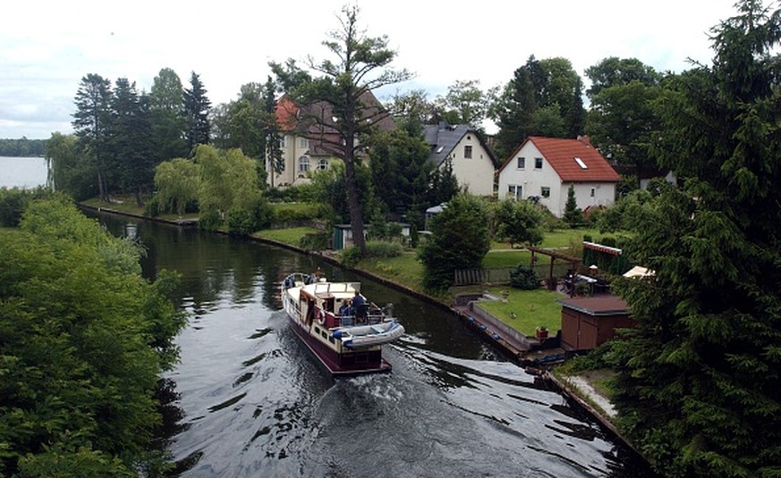 (GERMANY OUT) Grünheide, Brandenburg: Motorboot auf einem Kanal (Photo by Joachim Schulz/ullstein bild via Getty Images)