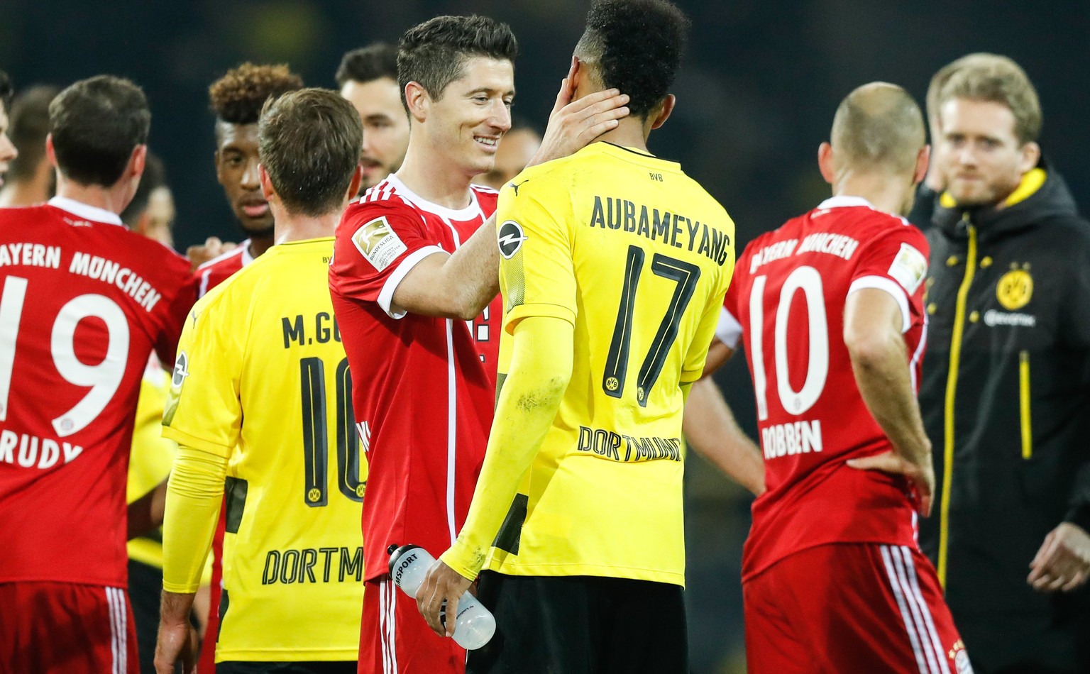 epa06308749 Bayern&#039;s Robert Lewandowski (C-L) hugs Dortmund&#039;s Pierre-Emerick Aubameyang (R) after the German Bundesliga soccer match between Borussia Dortmund and Bayern Munich in Dortmund,  ...