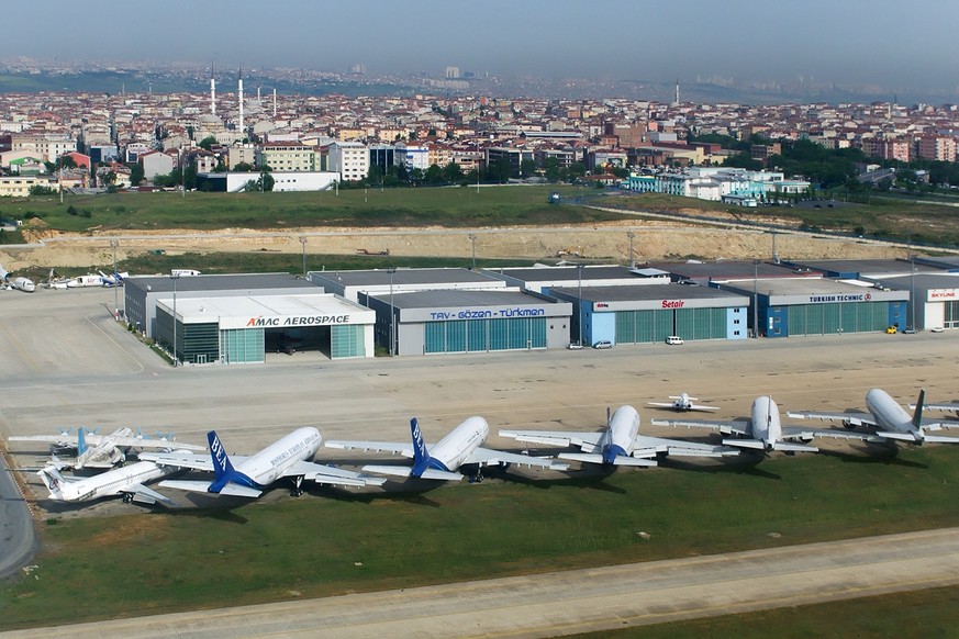 Die drei stillgelegten Airbus-Maschinen der Bosphorus European Airways (17.05.2013).