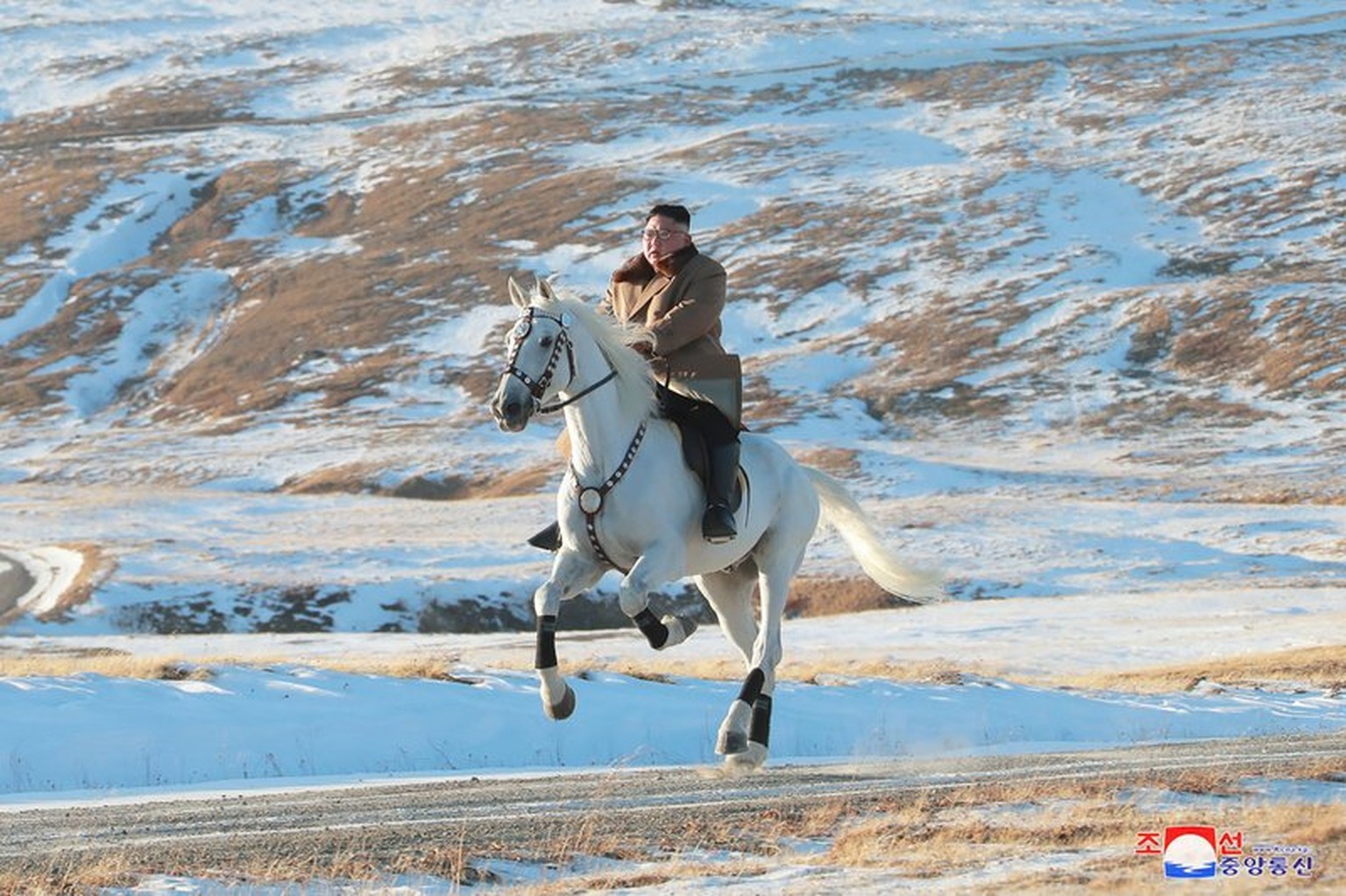 Führer auf Pferd – Kim Jong Un reitet auf dem heiligen Paektu.