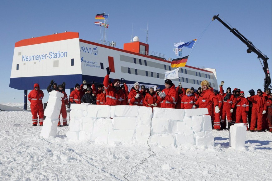epa01641999 Researchers, technicians and craftsmen cheer the inauguration of the new German Antarctic research facility Neumayer Station III in the Antarctica. 20 February 2009. The research facility  ...