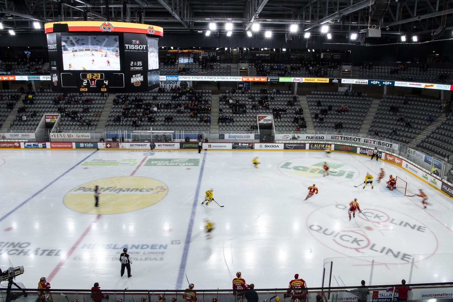 Sicht in die fast leere Halle im Eishockey Meisterschaftsspiel der National League zwischen dem EHC Biel und dem SC Bern, am Dienstag, 20. Oktober 2020, in der Tissot Arena in Biel. (KEYSTONE/Peter Sc ...