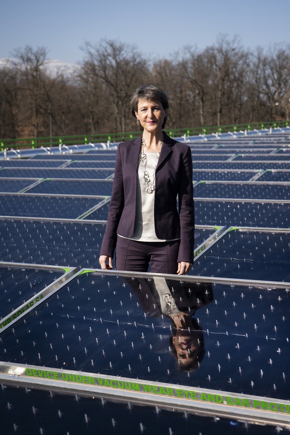 La conseillere federale Simonetta Sommaruga pose lors de l&#039;inauguration de la centrale solaire thermique SIG SolarCAD II le jeudi 25 fevrier 2021 au Lignon pres de Geneve. (KEYSTONE/Jean-Christop ...