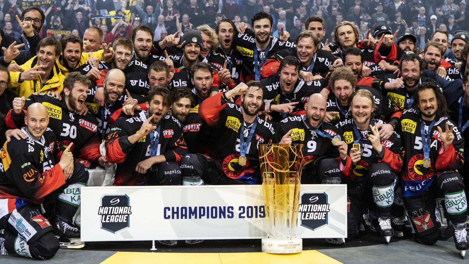 Der SC Bern feiert mit dem Pokal den Schweizermeistertitel nach dem Sieg im fuenften Eishockey Playoff-Finalspiel der National League zwischen dem SC Bern und dem EV Zug, am Samstag, 20. April 2019, i ...