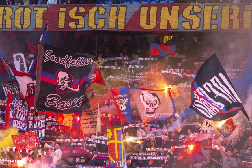 Die Basler Fans in der Muttenzerkurve begruessen die Mannschaften vor dem Fussball Meisterschaftsspiel der Super League zwischen dem FC Basel 1893 und dem FC St. Gallen 1879 im Stadion St. Jakob-Park  ...
