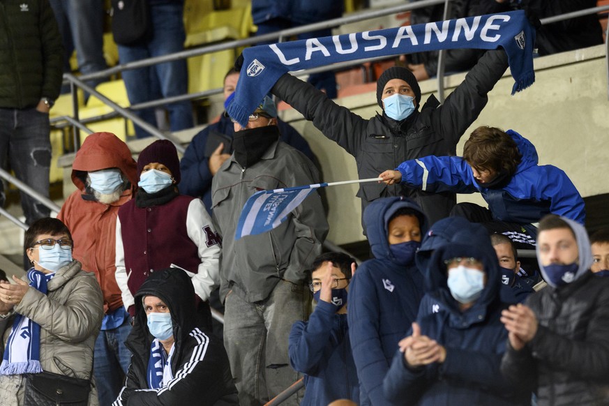 Des supporters lausannois portant un masque de protection facial encouragent leur equipe lors de la rencontre de football de Super League FC Lausanne-Sport et le FC Zuerich ce samedi 3 octobre 2020 au ...