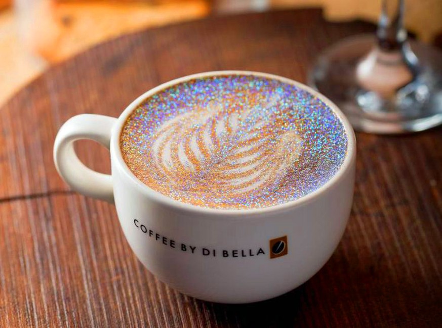 glitzer kaffee glitter latte capuccino essen trinken food usa hipster https://nerdist.com/glitter-cappuccinos-exist/