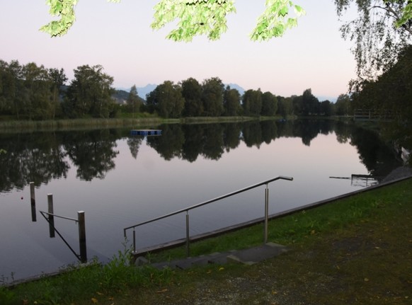 Die Jugendlichen schwammen zum Floss in der Mitte des Baggersees bei Kriessern SG. Danach kam es um t
