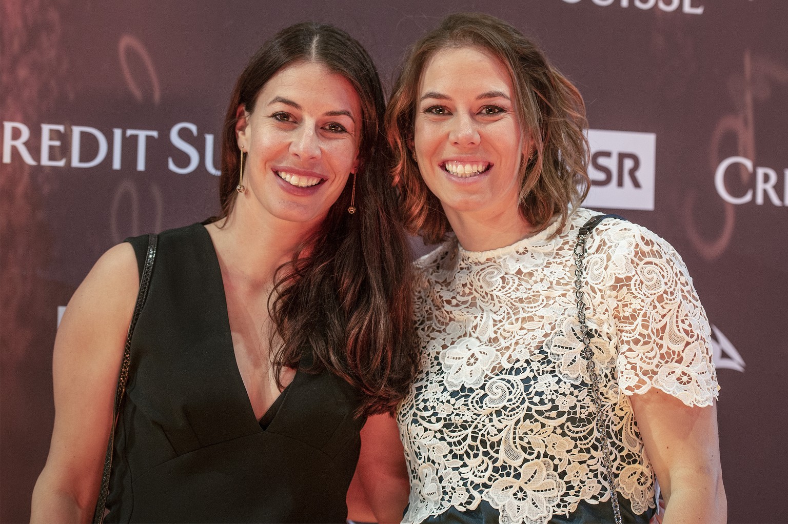 Die Geschwister Dominique, links, und Michelle Gisin, rechts, posieren auf dem goldenen Teppich an der Verleihung des Credit Suisse Sports Awards 2018, aufgenommen am Sonntag, 09. Dezember 2018, in Zu ...