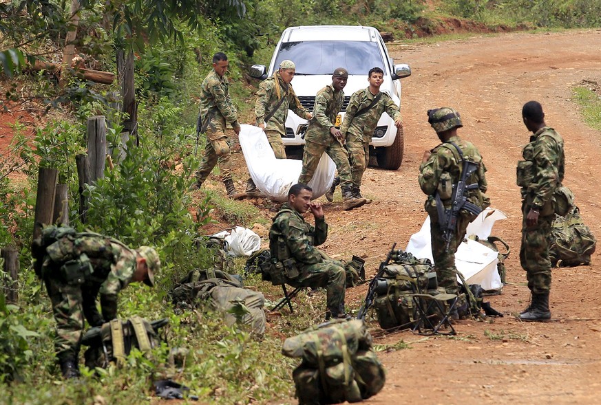 Kolumbianische Soldaten bergen die Leichen ihrer Kollegen.