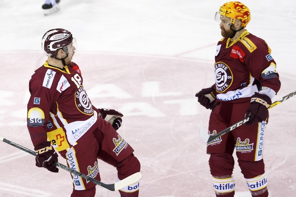 Geneve-Servette&#039;s forward Jeremy Wick, left, celebrates his goal with teammates forward Stephane Da Costa, of France, right, after scoring the 2:0, during the fourth leg of the playoffs quarterfi ...