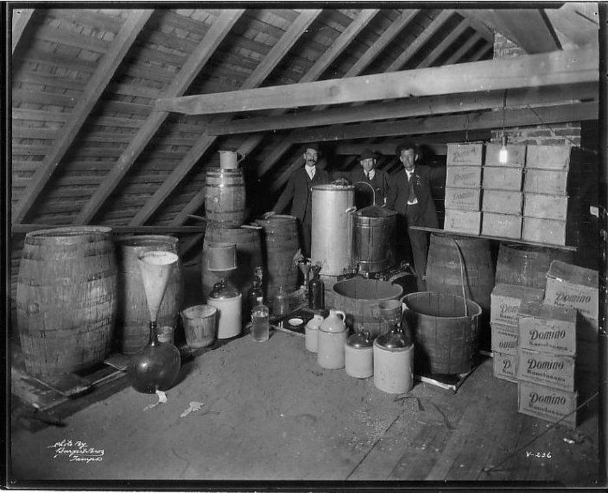 Ein Beispiel illegaler Whiskey-Herstellung wärend der amerikanischen Prohibitions-Zeit, 1920
