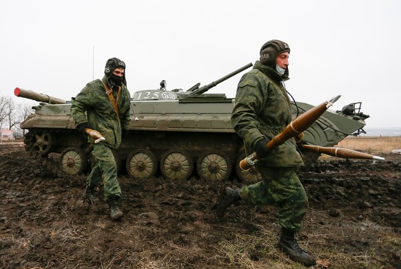 epa08971523 Pro-Russian militants of self-proclaimed Donetsk People&#039;s Republic (DPR) operate during a military exercise at a shooting range not far from them controlled city of Gorlivka, Ukraine, ...