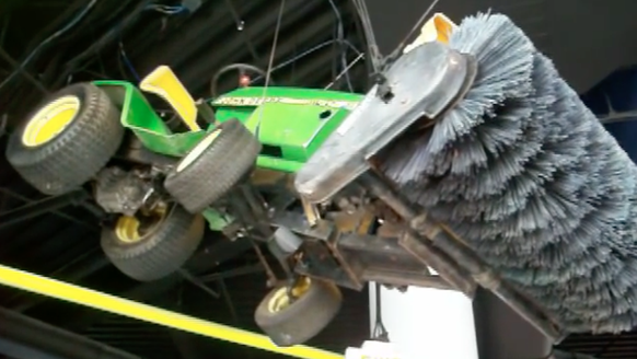 Der Traktor, ein John Deere 314 mit Bürste, hängt heute in der Ruhmeshalle der Patriots im neuen Stadion.