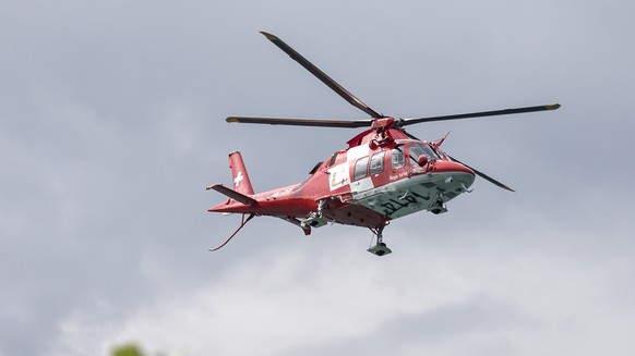 Ein Helikopter der Rega bei der Rettungsvorfuehrung des Schweizerischen Roten Kreuzes, SRK, anlaesslich des 150 Jahre Jubilaeum am Montag, 1. August 2016, in Brunnen. (KEYSTONE/Alexandra Wey)