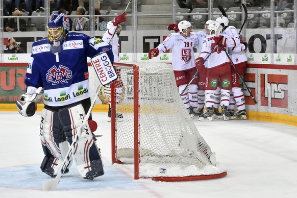 Biels Goalie Jonas Hiller, links, ist geschlagen Lausannes Spieler feiern ihren Treffer zum 1:0 im Eishockey National League A Spiel zwischen dem EHC Biel und Lausanne HC, am Freitag, 9. September 201 ...