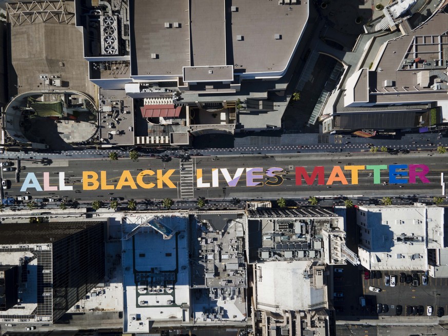 epaselect epa08484062 A photo taken with a drone shows people painting an &#039;All Black Lives Matter&#039; mural on Hollywood Boulevard in Hollywood, California, USA, 13 June 2020. An eyewitness vid ...