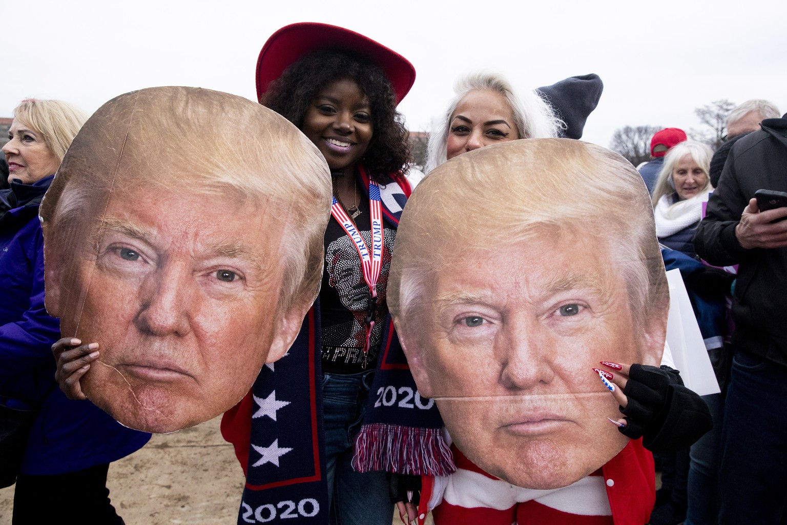 epaselect epa08922401 Supporters of US President Donald J. Trump attend a rally on the Ellipse near the White House in Washington, DC, USA, 06 January 2021. Right-wing conservative groups are protesti ...