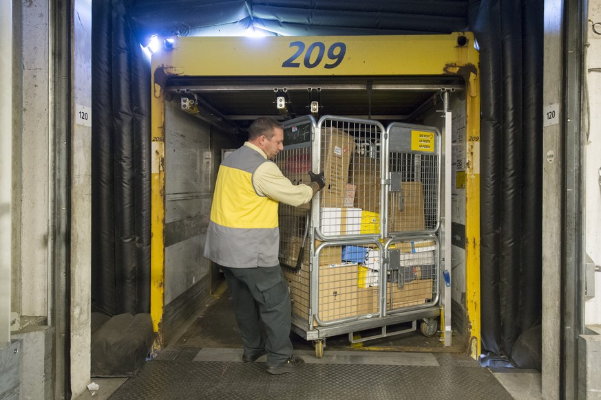 THEMENBILD ZUM PAKETTRANSPORT AN WEINACHTEN --- Ein Mitarbeiter liefert Pakete fuer die Verteilung an, am Dienstag, 23. September 2014, im Paketzentrum der Schweizerischen Post in Haerkingen. Die Schw ...