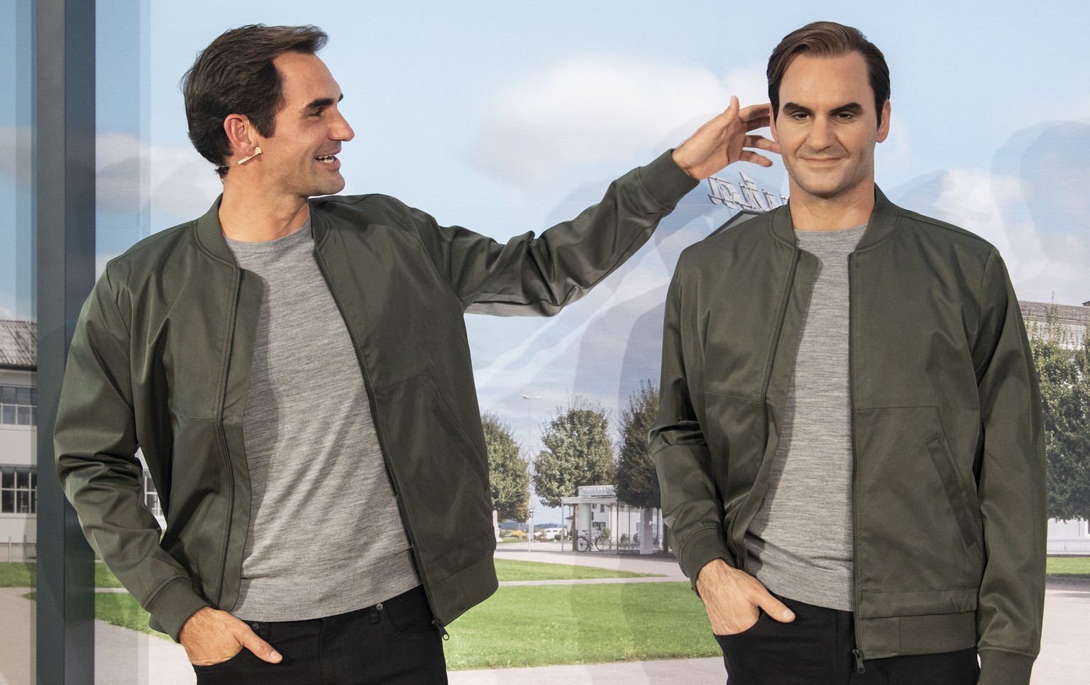 Der Schweizer Tennisspieler Roger Federer posiert neben seiner originaltreuen Figur anlaesslich des Mitarbeitertreffens von Kaffee-Vollautomaten-Hersteller Jura, aufgenommen am Samstag, 19. Oktober 20 ...