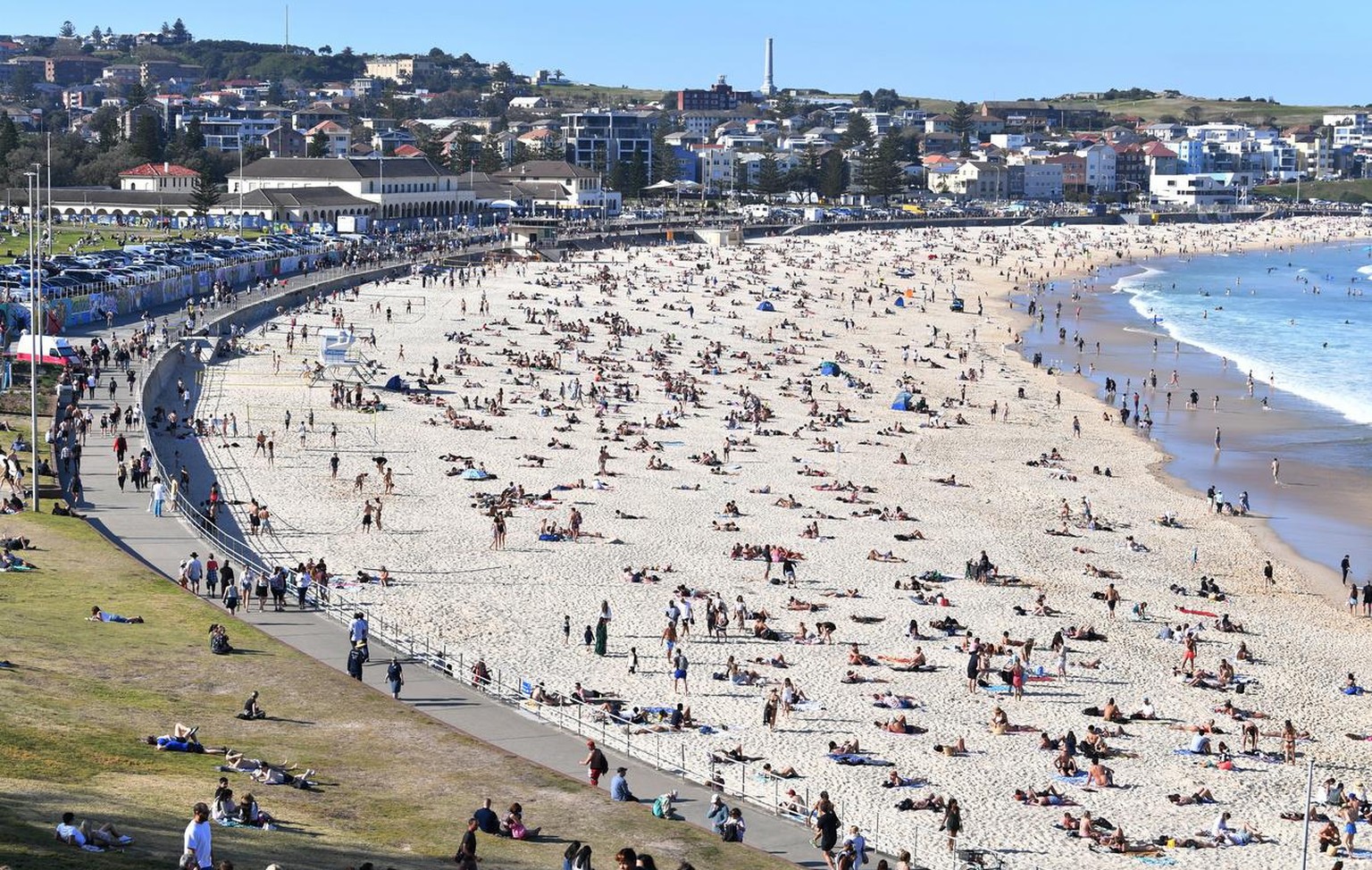 epa08634974 People crowd Bondi Beach as warm weather returns to the east coast of Australia in Sydney, Australia, 30 August 2020. Australia has reached another two pandemic milestones, recording its 6 ...