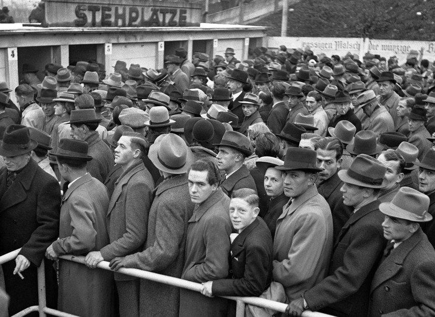 Zuschauer warten am 16. November 1941 vor dem Eingang des Hardturm-Stadions in Zuerich auf die Tueroeffnung fuer das Fussballlaenderspiel Schweiz gegen Ungarn. (KEYSTONE/Photopress-Archiv/Str) === , = ...