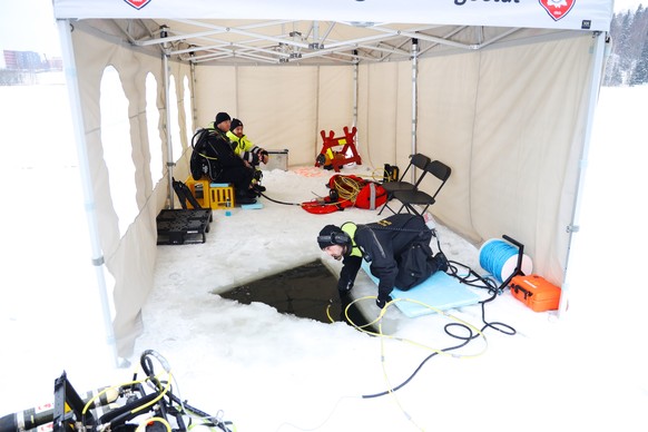 epa07316518 Divers from Oslo Fire Brigade take part in search under the ice on a small lake near the home of Norwegian billionaire Tom Hagen in Fjellhamar, some 15 km north of Oslo, 25 January 2019. T ...