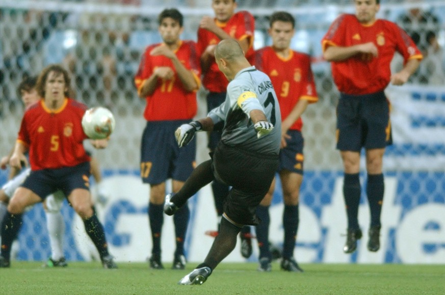 Paraguay&#039;s goalie Jose Luis Chilavert takes a free kick against Spain during their Group B World Cup 2002 soccer match at the Jeonju World Cup Stadium in Jeonju, South Korea, Friday, June 7, 2002 ...