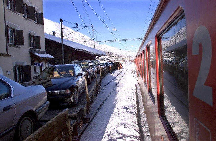 Autoverlad auf der Albulalinie der Rhaetischen Bahn am Dienstag, 9. Januar 2001 im Bahnhof Samedan. (KEYSTONE/Arno Balzarini) === ELECTRONIC IMAGE ===