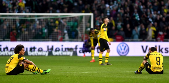 epaselect epa07547401 Dortmund&#039;s Axel Witsel (L), Christian Pulisic (C-R) and Paco Alcacer (R) react after the German Bundesliga soccer match between SV Werder Bremen and Borussia Dortmund in Bre ...