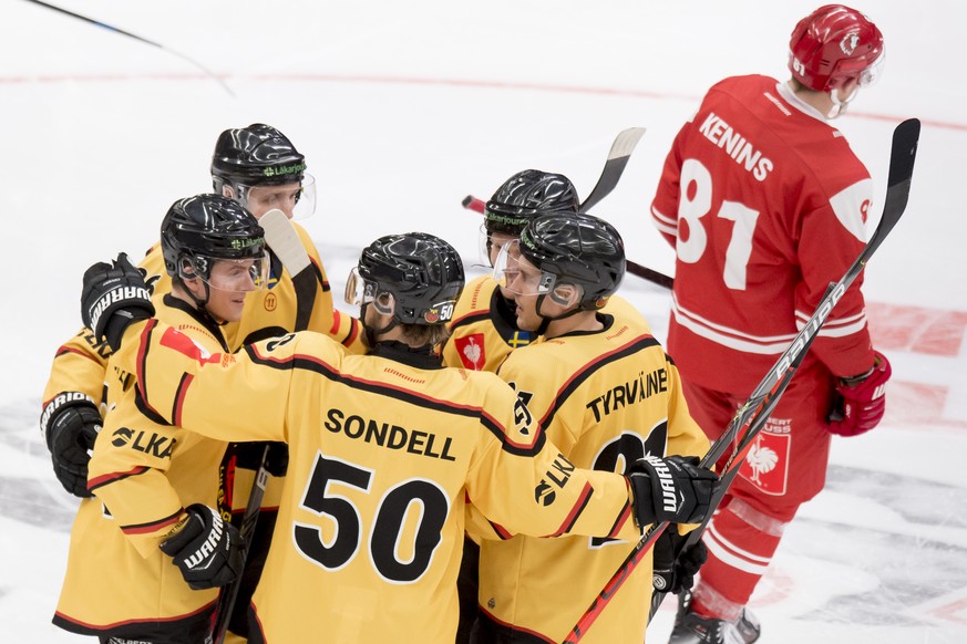 Lulea Hockey HF, LHF, players celebrate the 2 - 1 in front of Lausanne&#039;s forward Ronalds Kenins, right, during the Champions Hockey League Quarter-Finals first leg game between Switzerland&#039;s ...