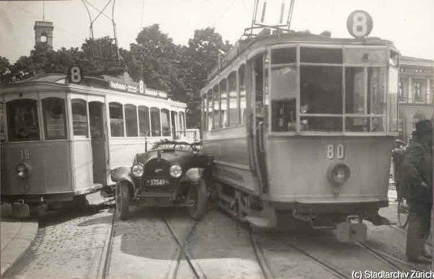 1924: Auto-Tram-Kollision, Löwenstrasse-Bahnhofplatz